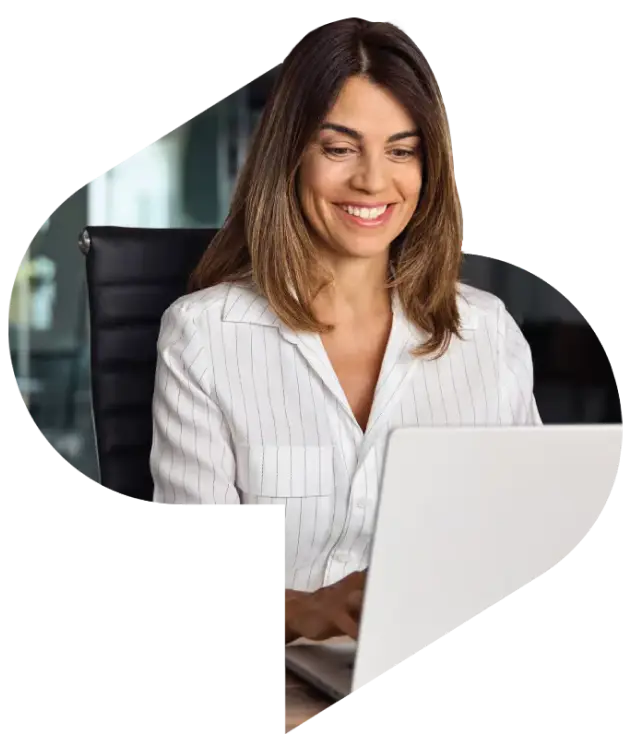 Profesional sonriente trabajando en su laptop en una oficina
